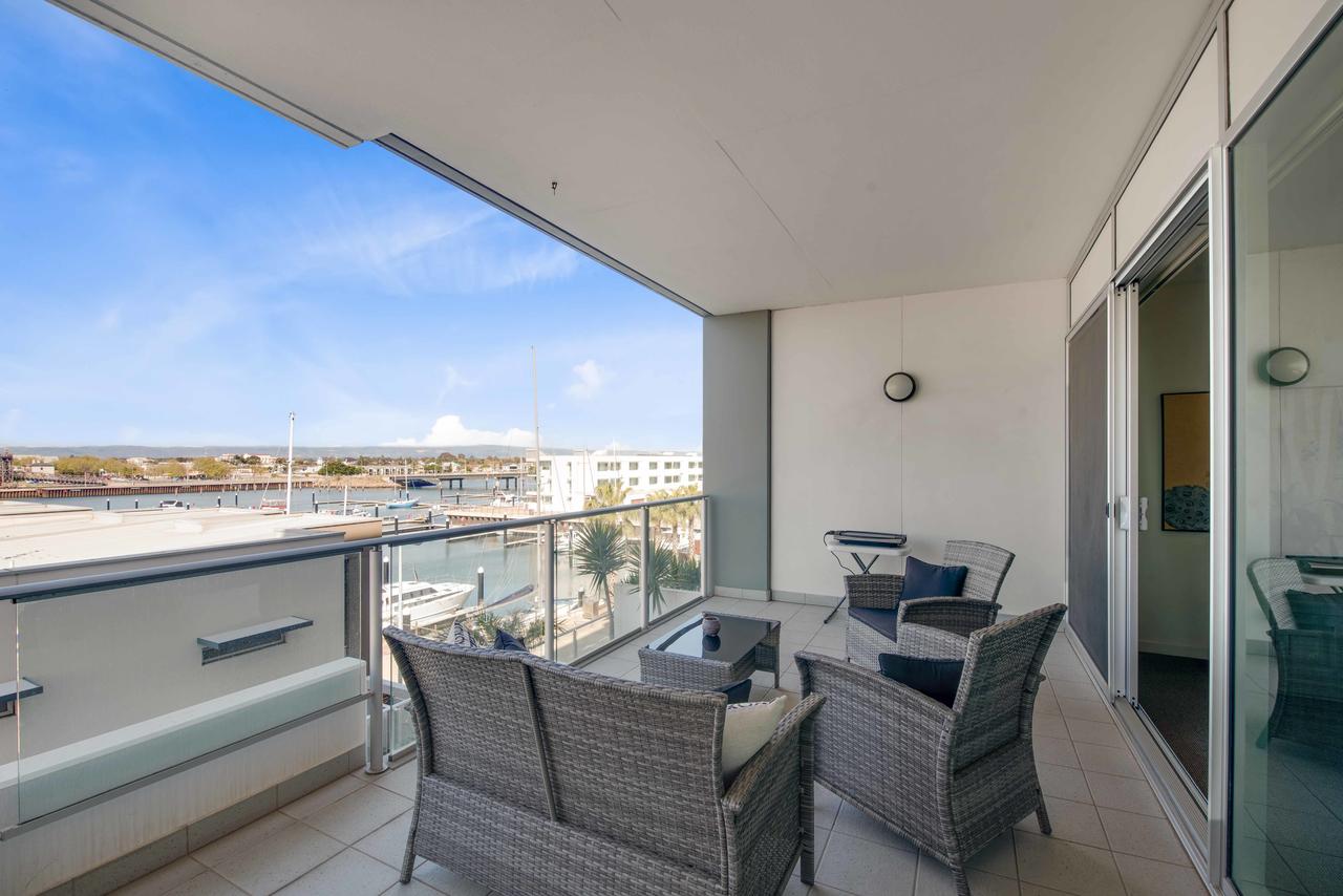 Port Adelaide Executive Waterfront Apartment - Redcliffe Tourism 25