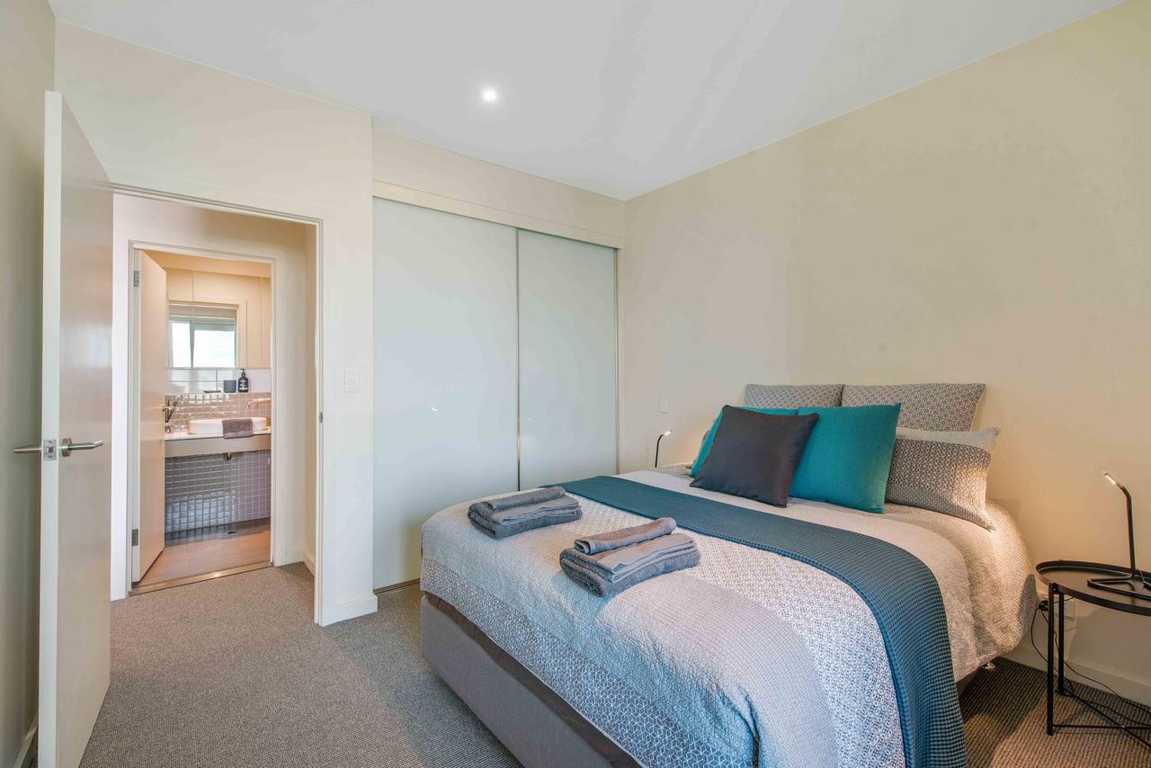 Port Adelaide Executive Waterfront Apartment - Redcliffe Tourism 3