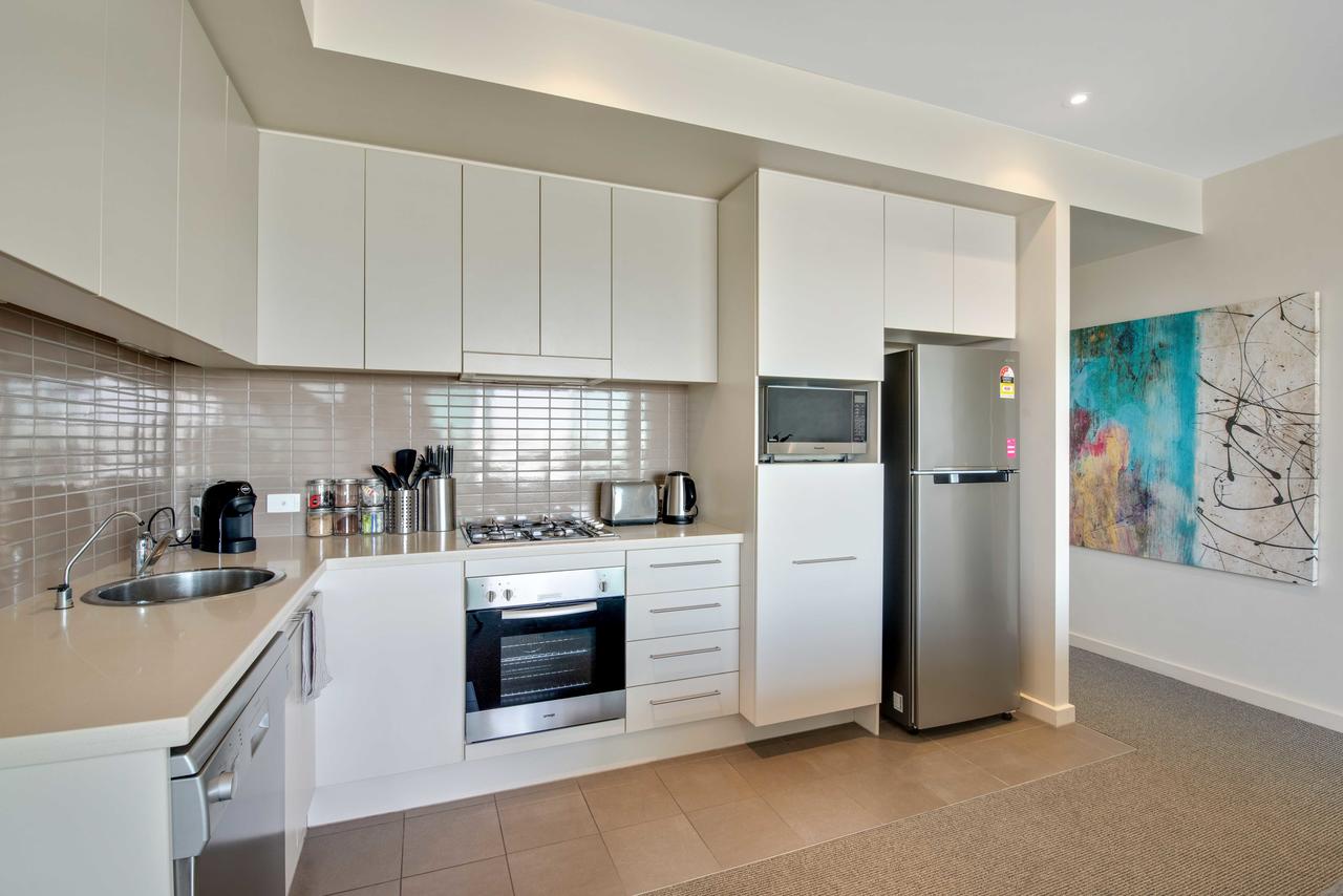 Port Adelaide Executive Waterfront Apartment - Redcliffe Tourism 8