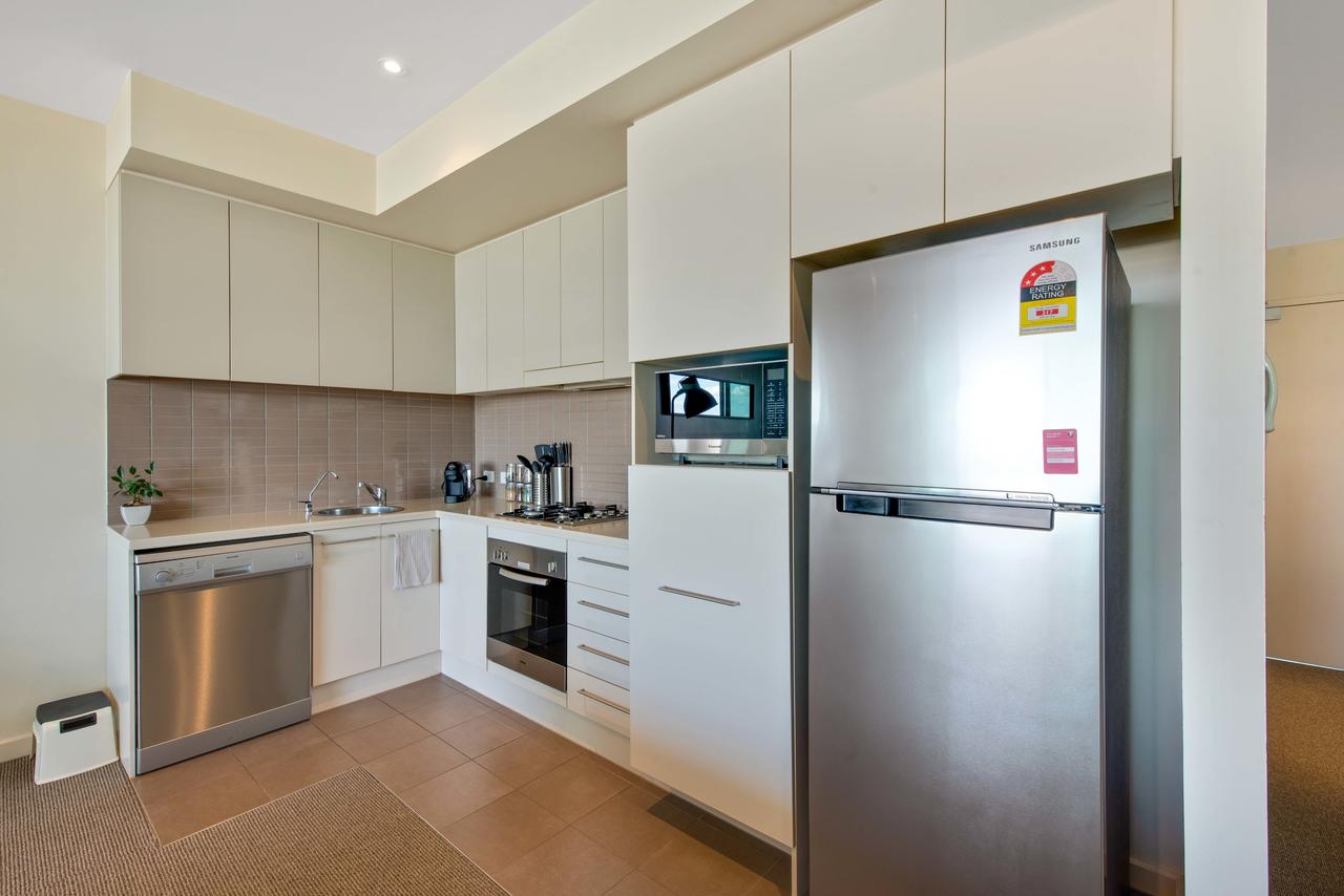 Port Adelaide Executive Waterfront Apartment - Redcliffe Tourism 6