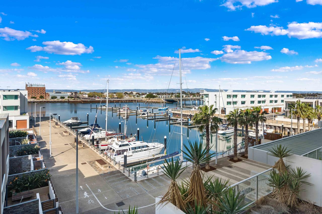 Port Adelaide Executive Waterfront Apartment - thumb 0