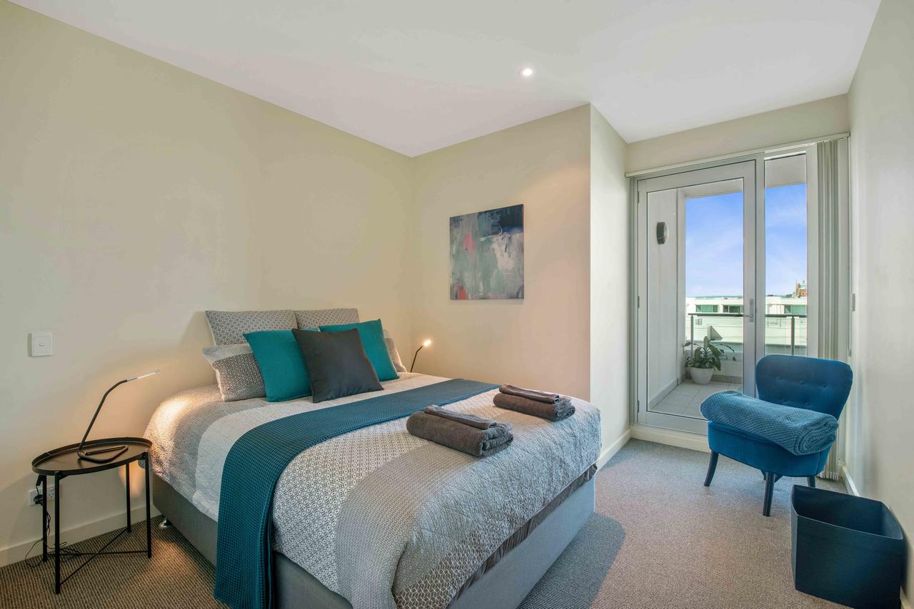 Port Adelaide Executive Waterfront Apartment - Redcliffe Tourism 2