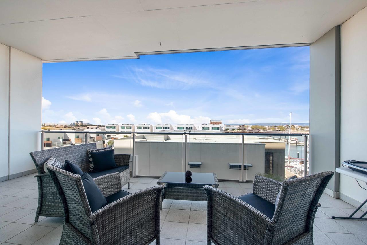 Port Adelaide Executive Waterfront Apartment - Redcliffe Tourism 23