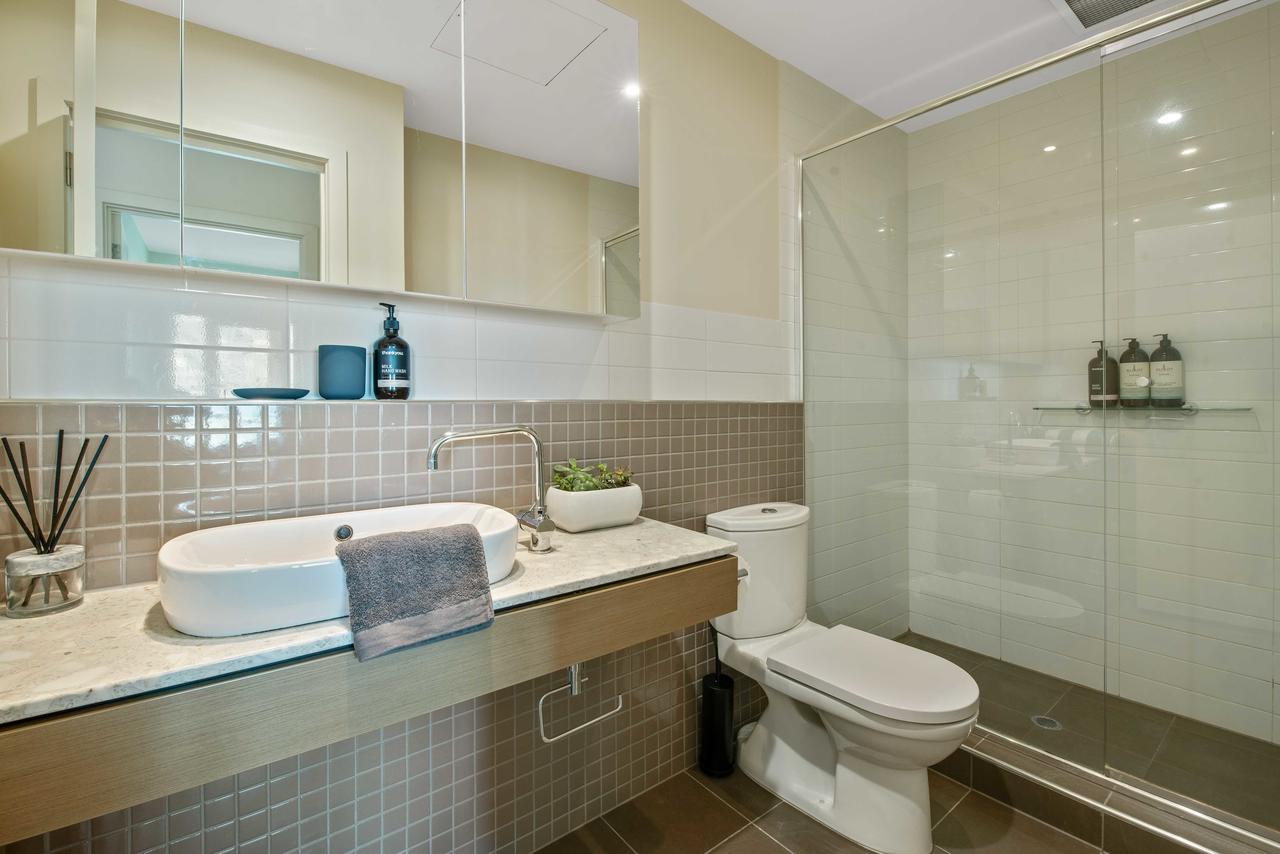 Port Adelaide Executive Waterfront Apartment - Redcliffe Tourism 4