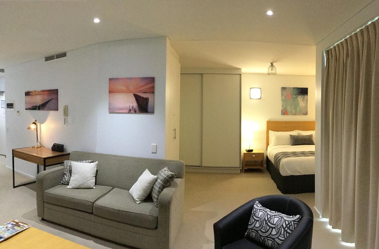 Wallaroo Marina Waterfront Luxe Apartment - Accommodation ACT 8