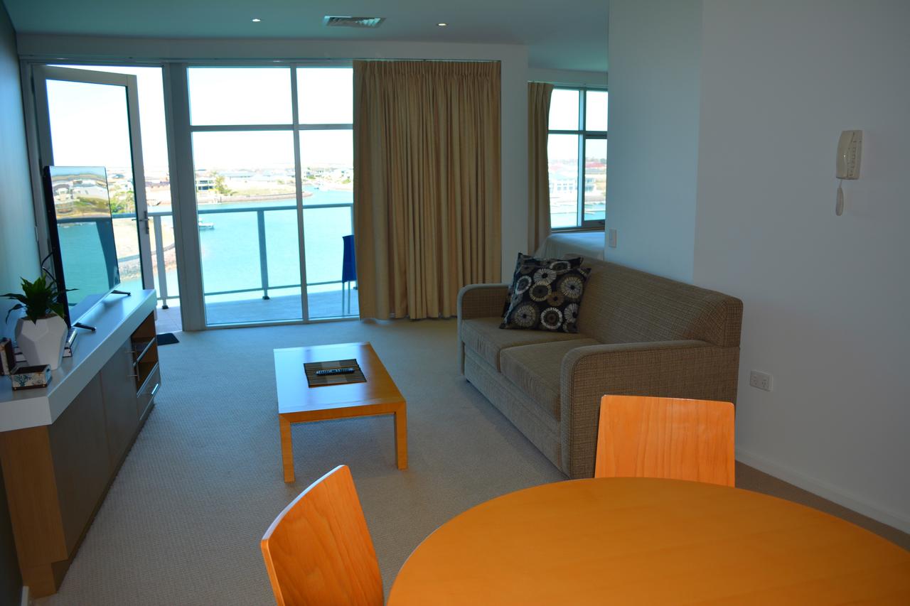 Wallaroo Marina Luxury Apartment - Redcliffe Tourism 5