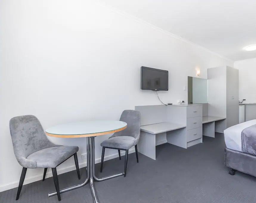 Hi 5 Stars Glenelg Studio Apartment - Accommodation Find 8