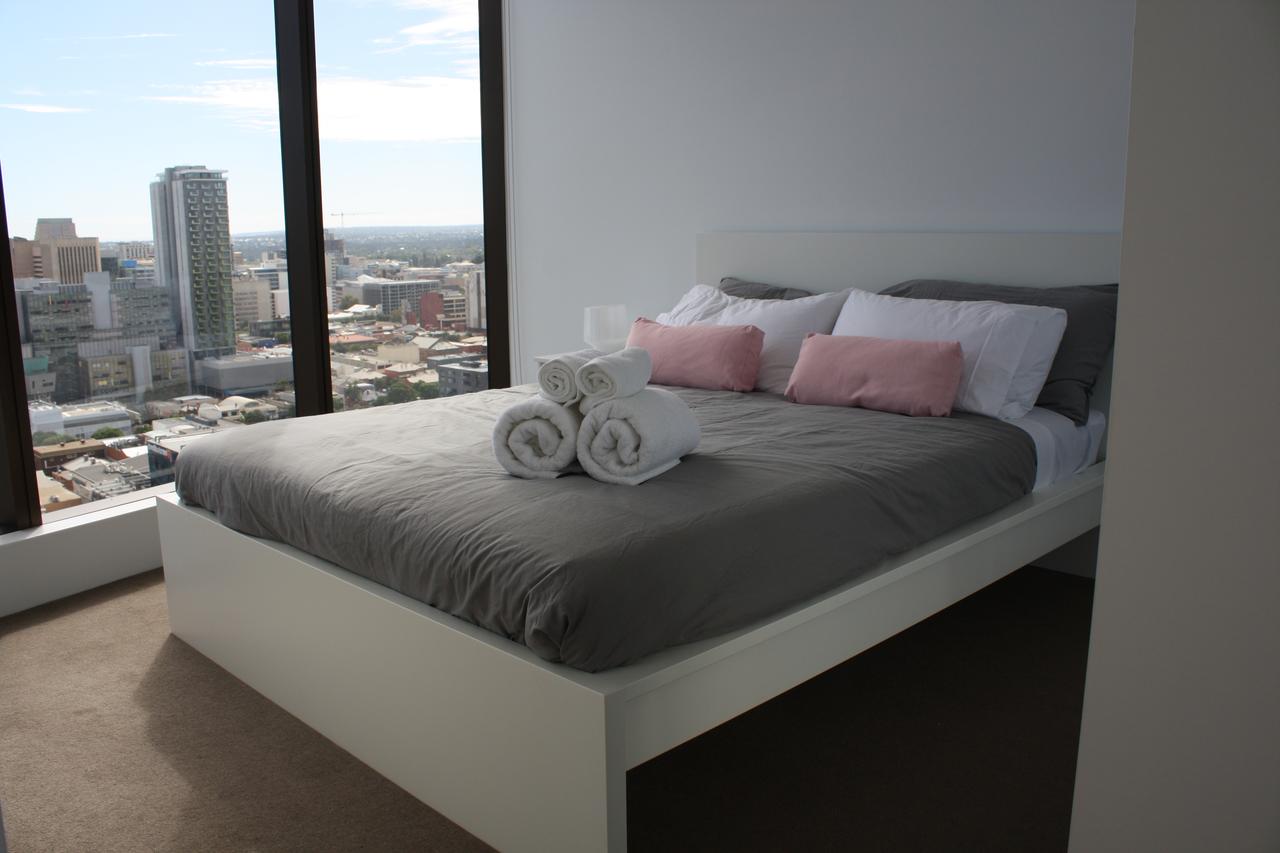 Modern CBD Apartment With Panoramic View - thumb 2