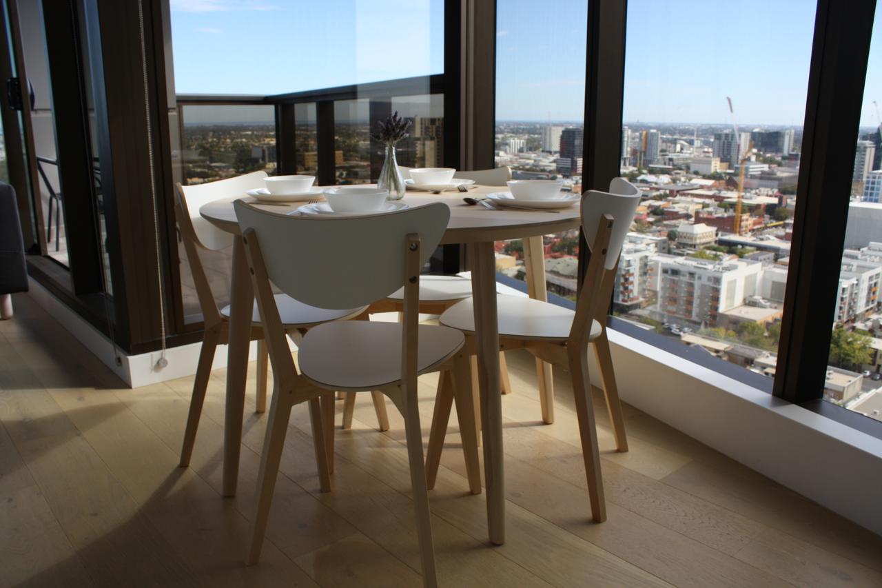 Modern CBD Apartment With Panoramic View - thumb 1