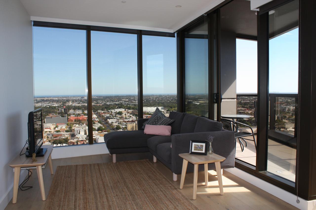 Modern CBD Apartment With Panoramic View - Redcliffe Tourism 10