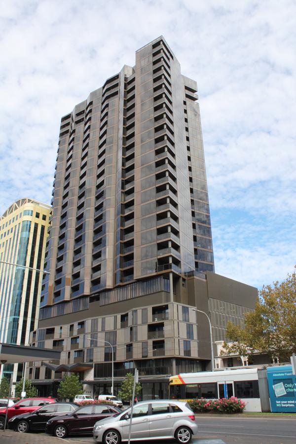 Modern CBD Apartment With Panoramic View - thumb 6