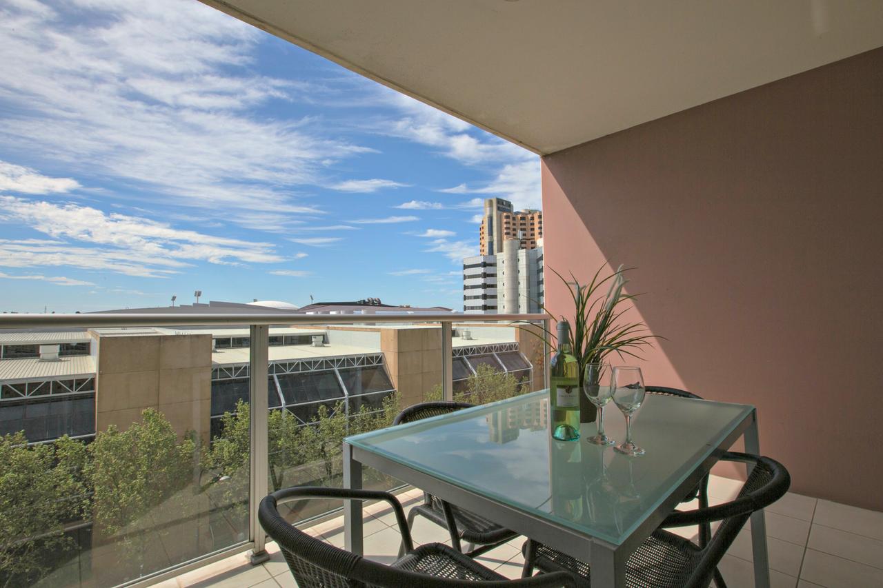 Adelaide DressCircle Apartments - North Terrace - thumb 1