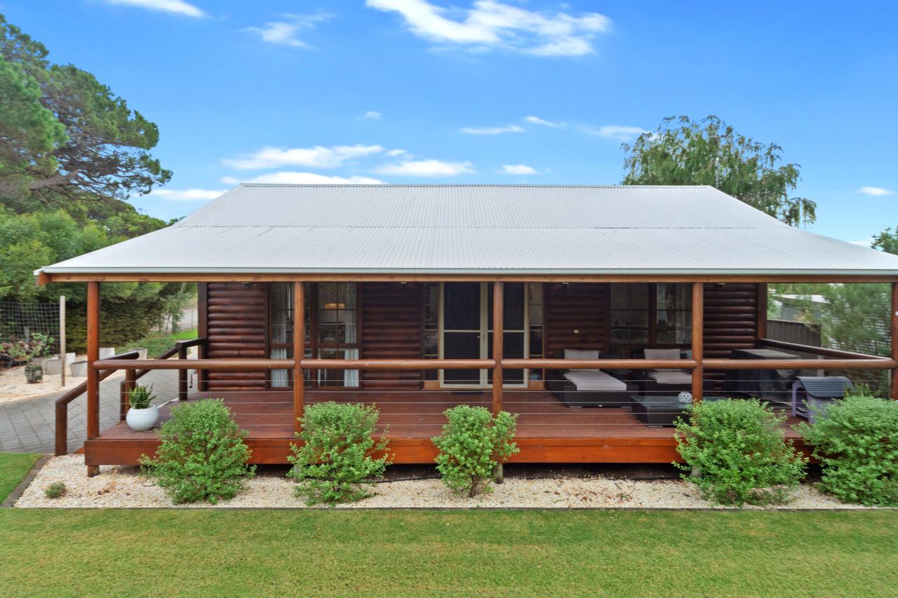 The Log Cabin - 47 Jetty Road - Accommodation BNB