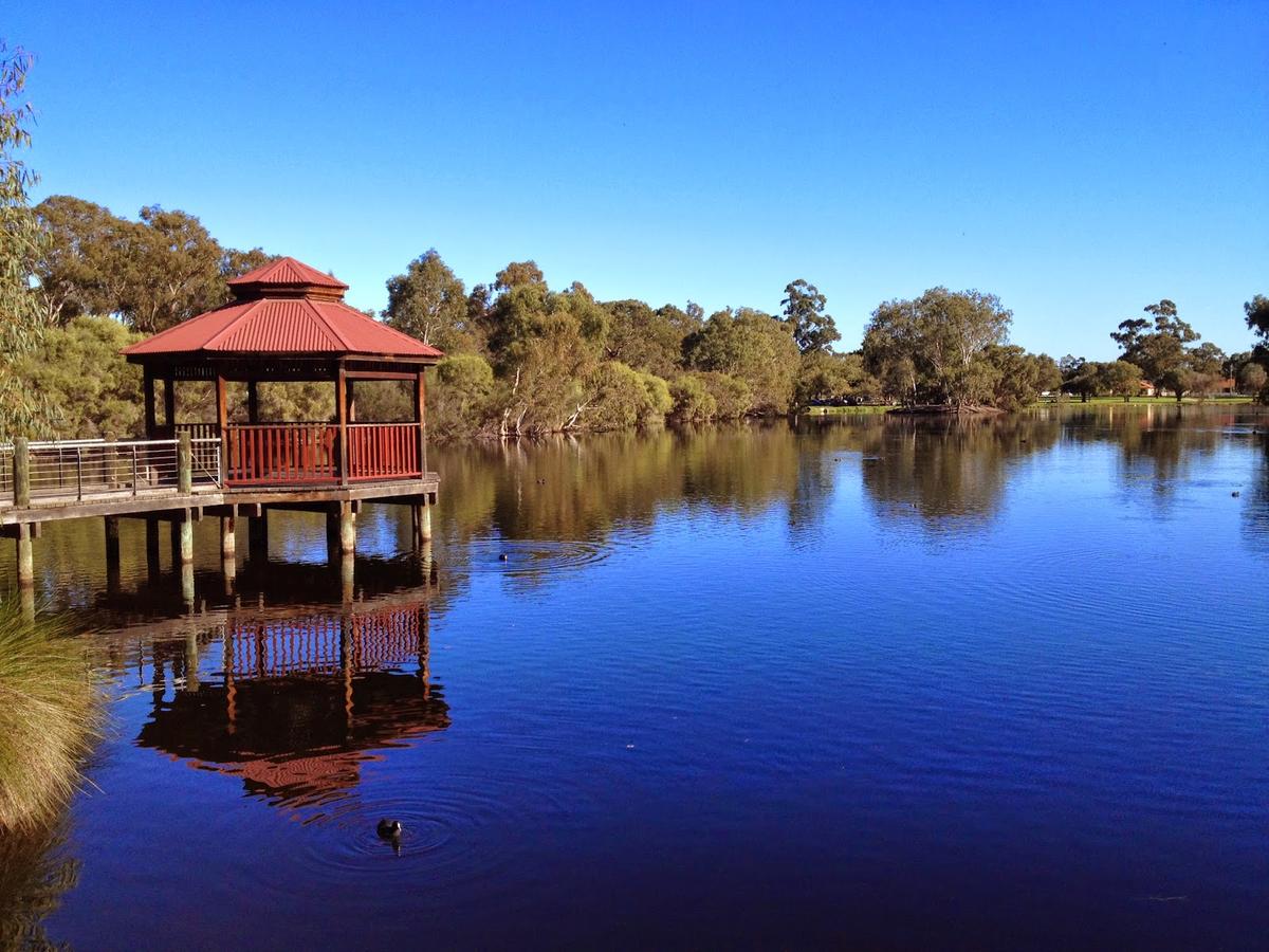 Perth Lake Side Lodge - Accommodation Perth 1