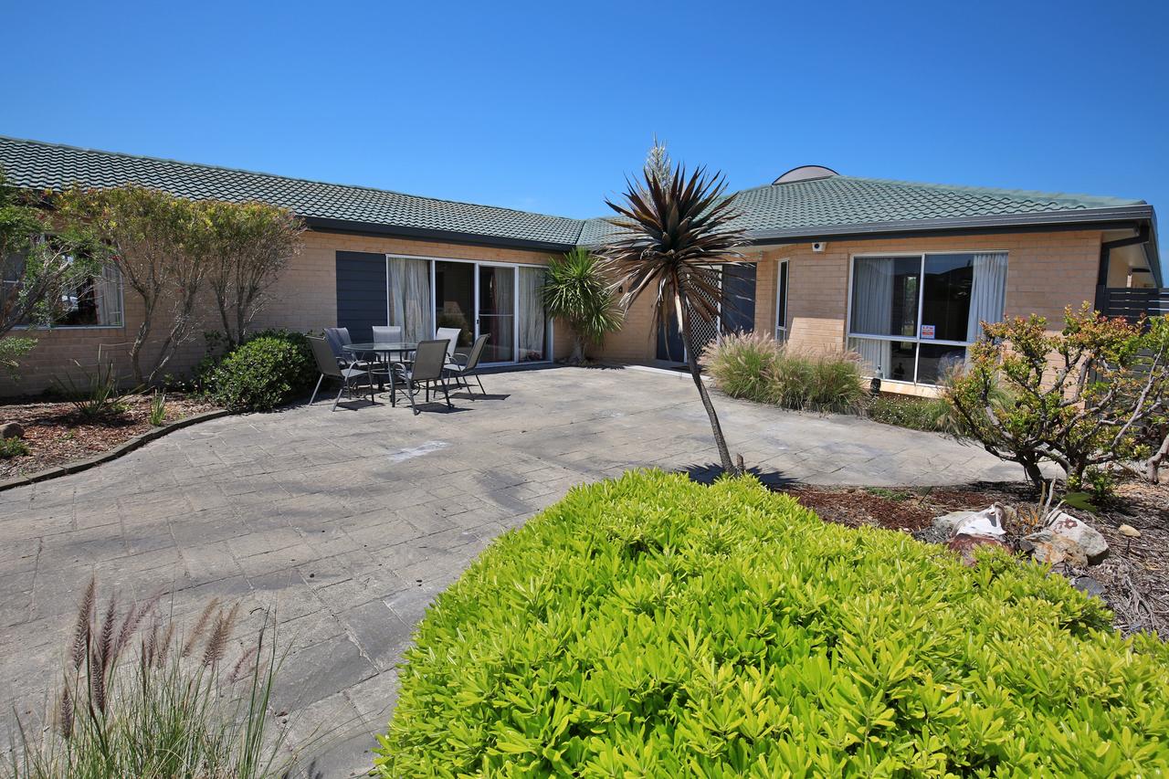 Neptune - Absolute Beachfront - Accommodation Find 30