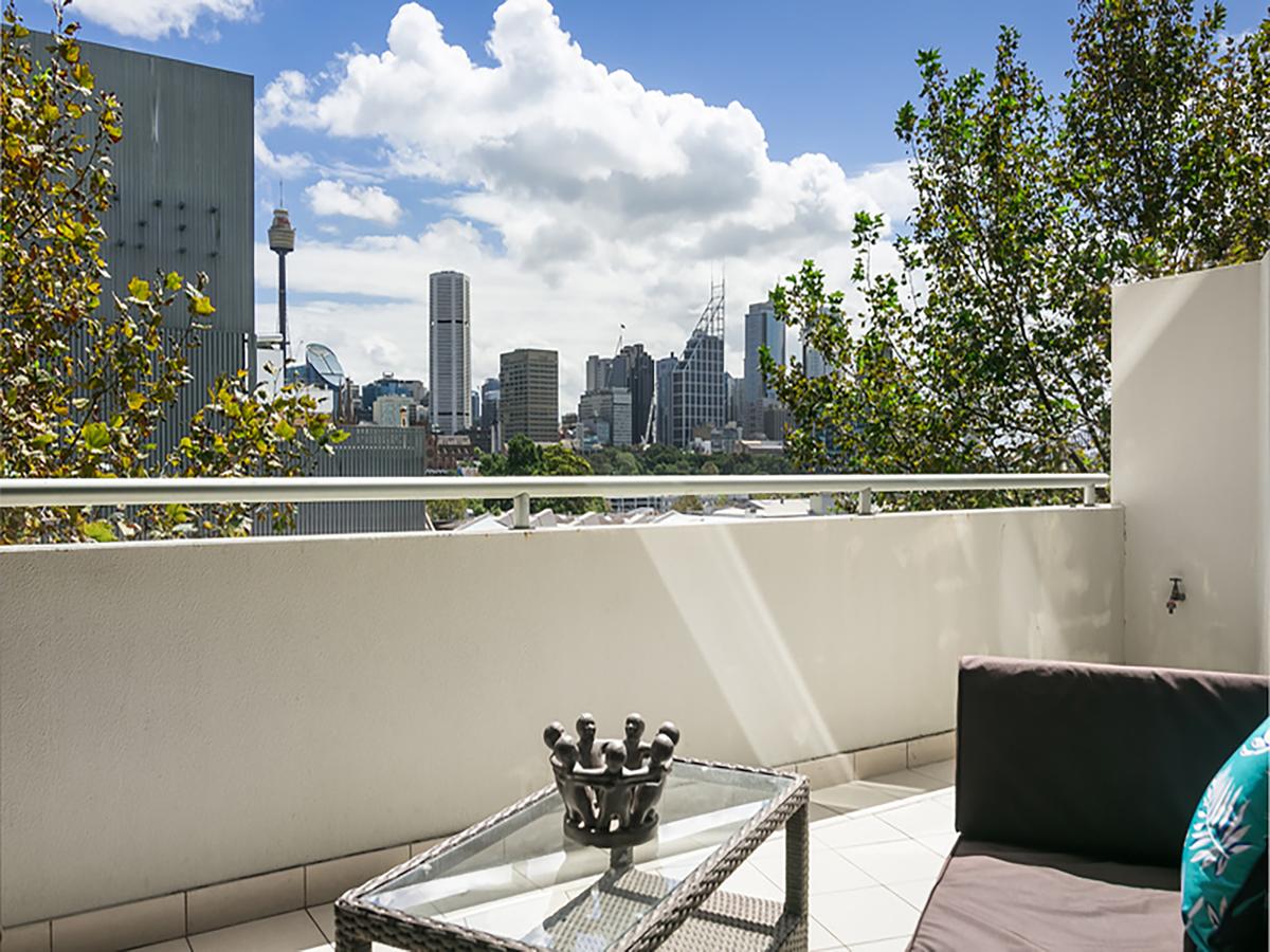 Lower Bridge And Sails - Executive 2BR Darlinghurst Apartment With Balcony And Rooftop Views - thumb 6
