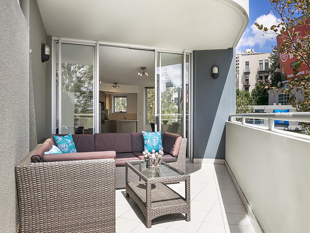 Lower Bridge And Sails - Executive 2BR Darlinghurst Apartment With Balcony And Rooftop Views - Redcliffe Tourism 5