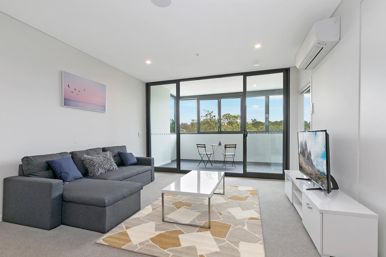 Stylish And Neat Two Bed Apartment In Wentworth Point - thumb 0