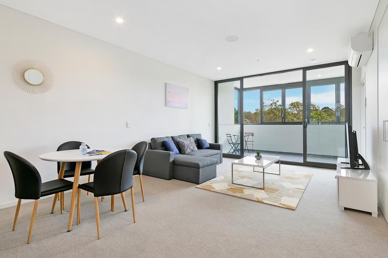 Stylish And Neat Two Bed Apartment In Wentworth Point - thumb 4
