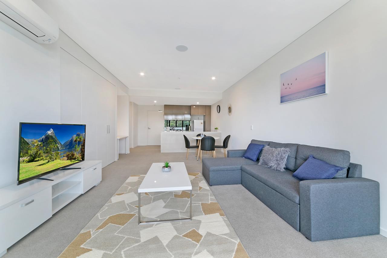 Stylish And Neat Two Bed Apartment In Wentworth Point - Redcliffe Tourism 1