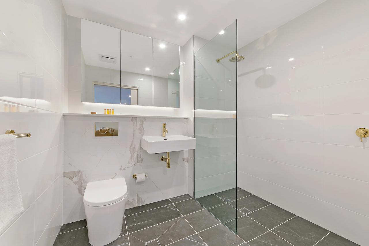 Stylish And Neat Two Bed Apartment In Wentworth Point - Redcliffe Tourism 9