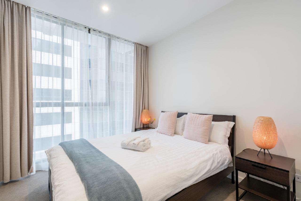 Sydney CBD Modern 2 Bedroom Apartment + Free Car Parking - thumb 14