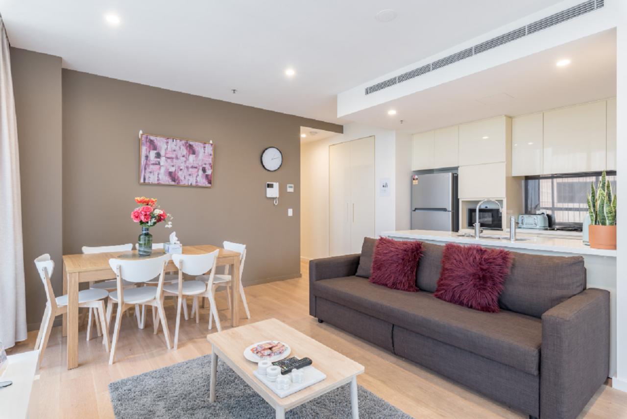 Sydney CBD Modern 2 Bedroom Apartment + Free Car Parking - thumb 3