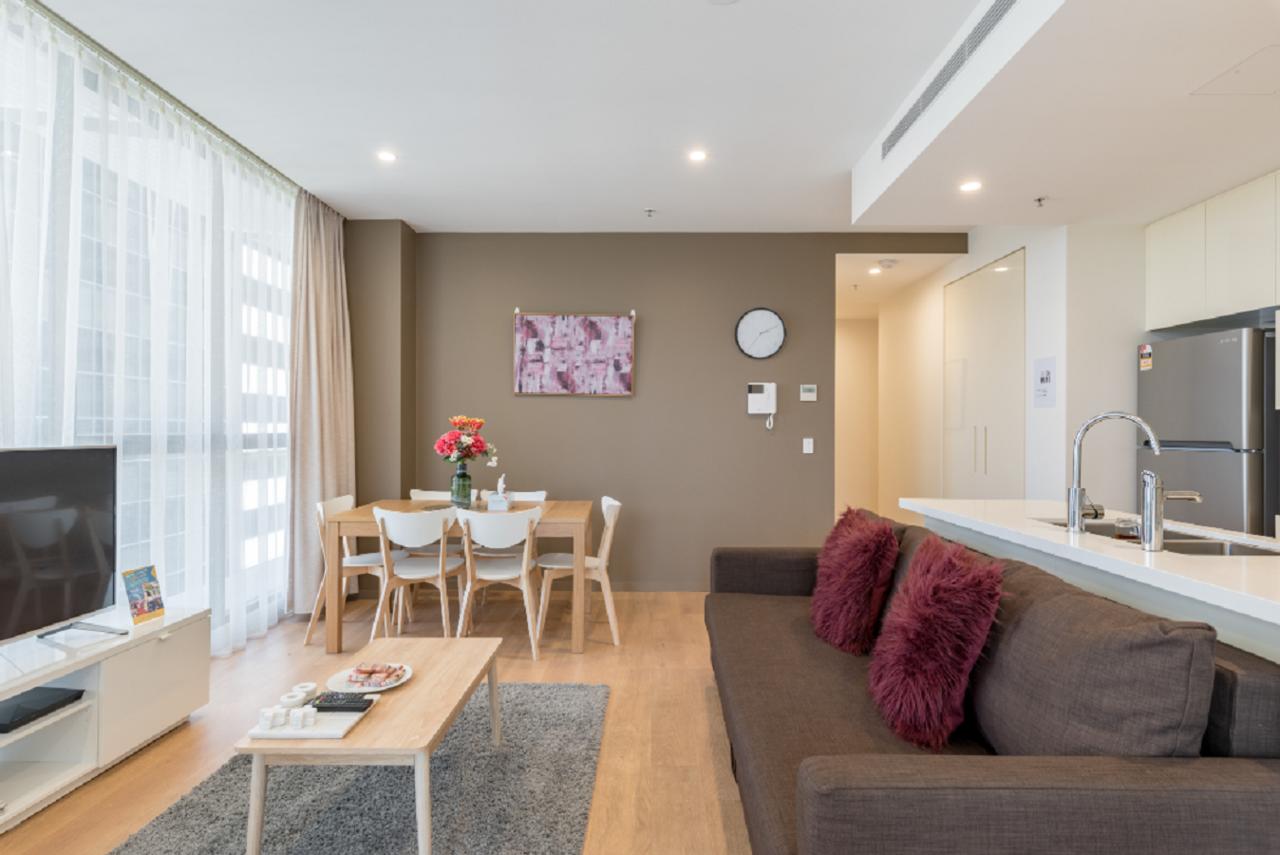 Sydney CBD Modern 2 Bedroom Apartment + Free Car Parking - thumb 1