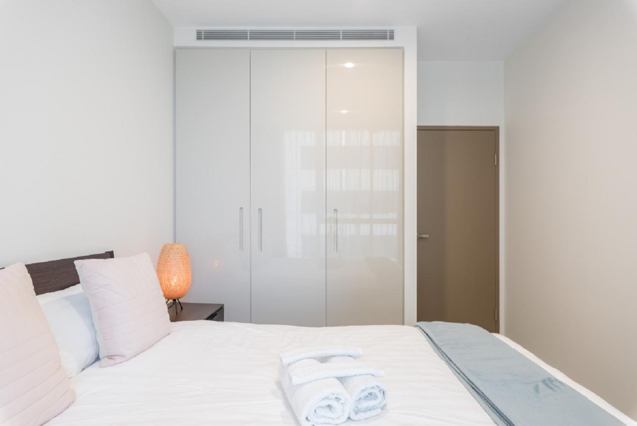 Sydney CBD Modern 2 Bedroom Apartment + Free Car Parking - thumb 12