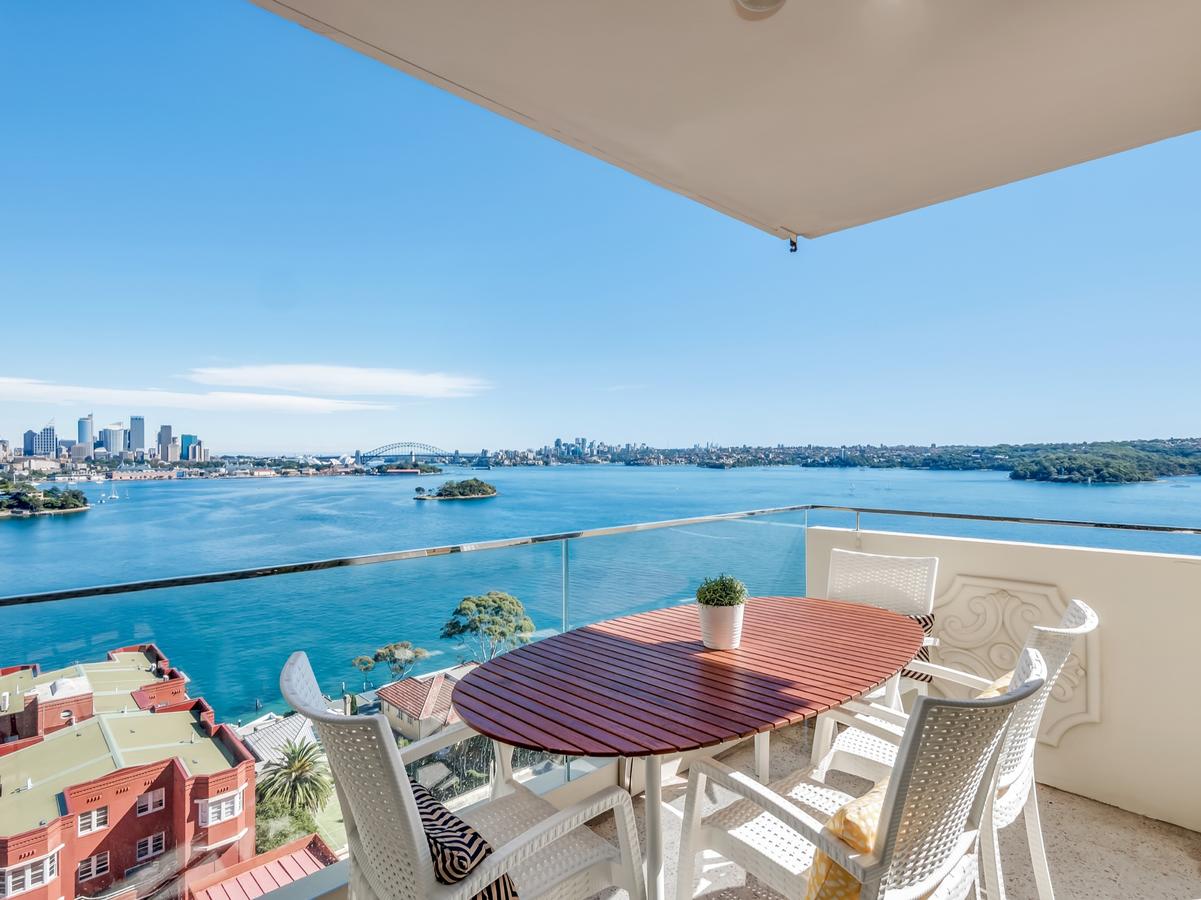 Panoramic harbour views and unbeatable comfort - Accommodation Sydney
