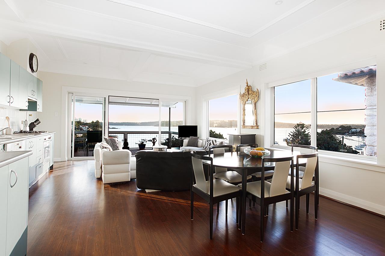 Art Deco Apartment With Breathtaking Water Views - Redcliffe Tourism 6