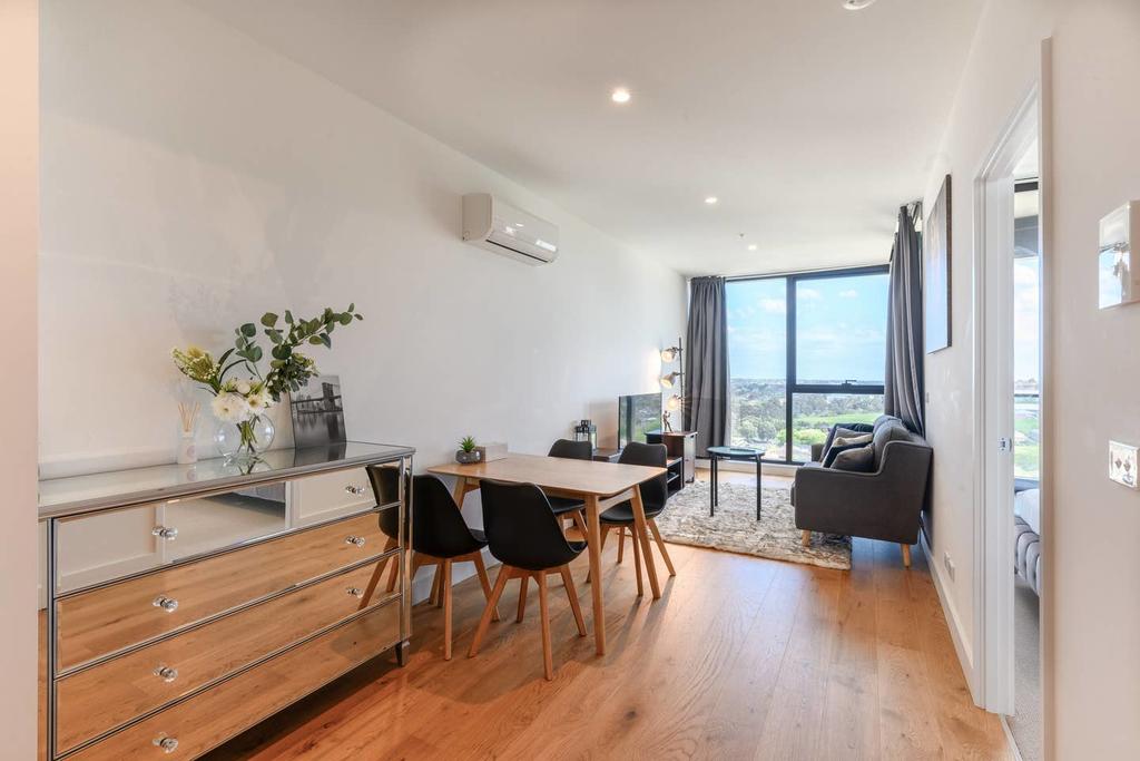 Box Hill 1 Bedroom Apartment With Ultimate View - thumb 1