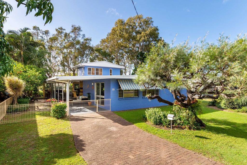 Bribie Beach House, Waterfront Directly Across The Road - Solander Esp, Banksia Beach - thumb 0