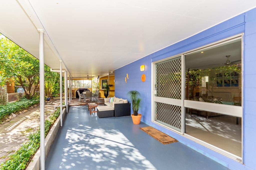 Bribie Beach House, Waterfront Directly Across The Road - Solander Esp, Banksia Beach - thumb 3