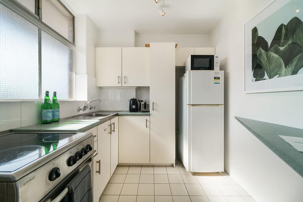 Bright And Sunny Studio Apartment - Accommodation Find 3