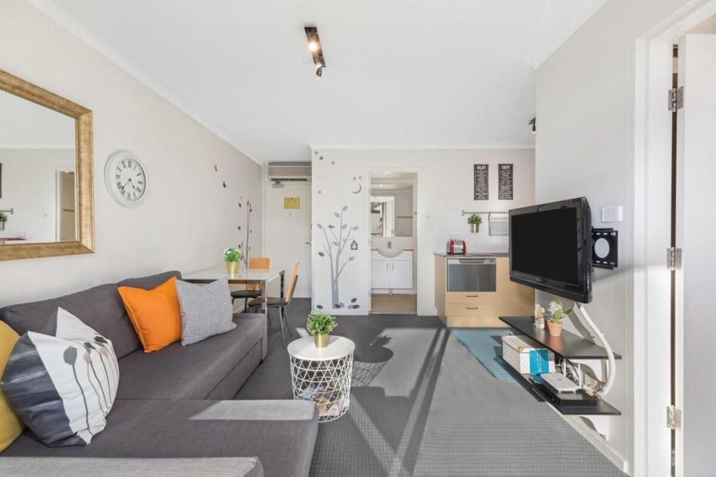 Bright Central Pad With Rooftop Pool, Gym & Parking - Accommodation Sydney 1