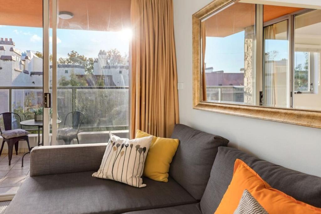 Bright Central Pad With Rooftop Pool, Gym & Parking - Accommodation Sydney 3