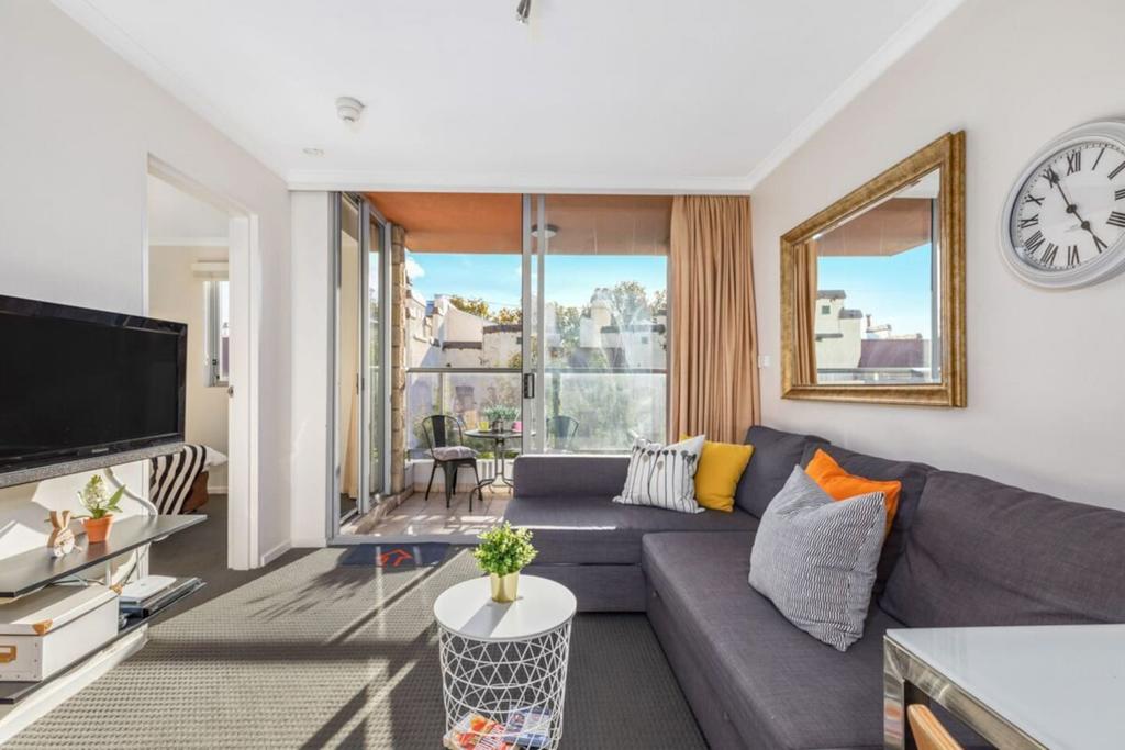 Bright Central Pad With Rooftop Pool, Gym & Parking - Accommodation Sydney 0