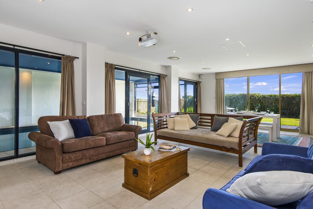Bungan Beach House - heated indoor pool - Accommodation Adelaide