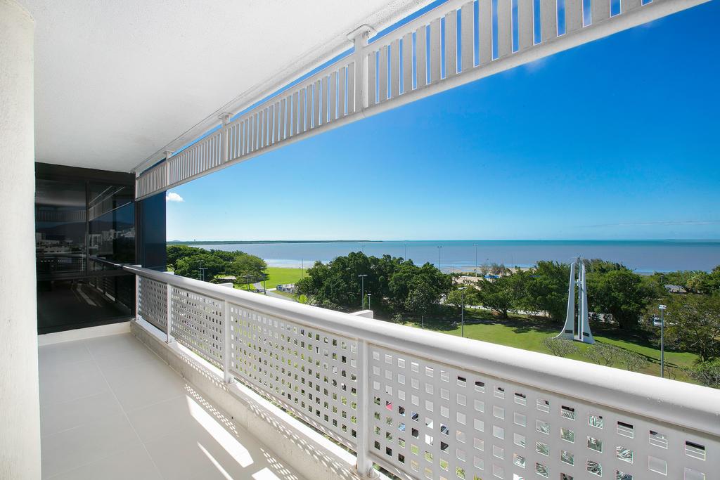 Cairns Luxury Seafront Apartment - Accommodation Cairns 3