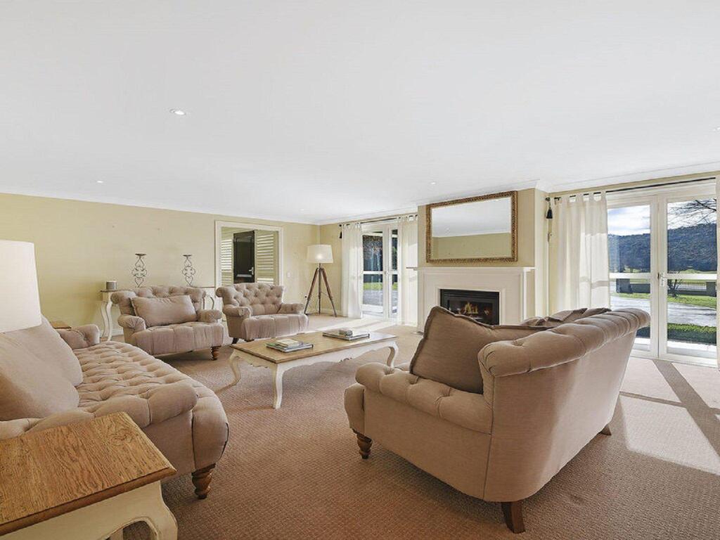 Camelot - Superbly Proportioned And Ideally Located - thumb 2