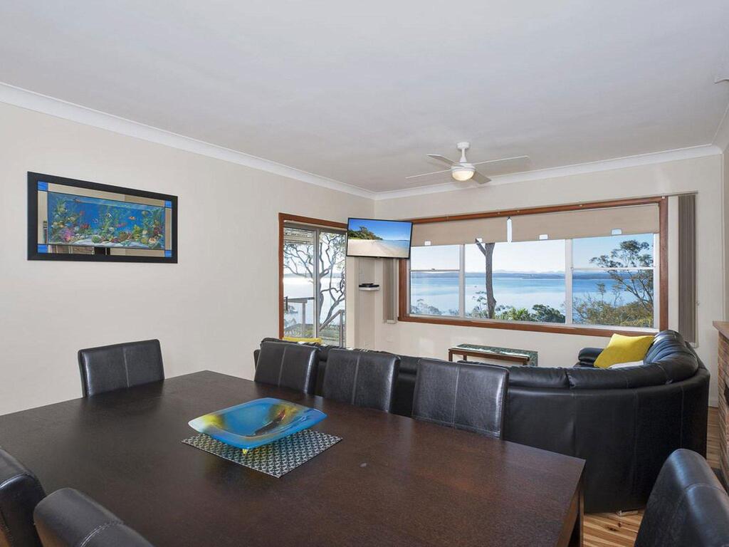 Catch Of The Day', 72 Government Road - Great House With Water Views - Accommodation Nelson Bay 3