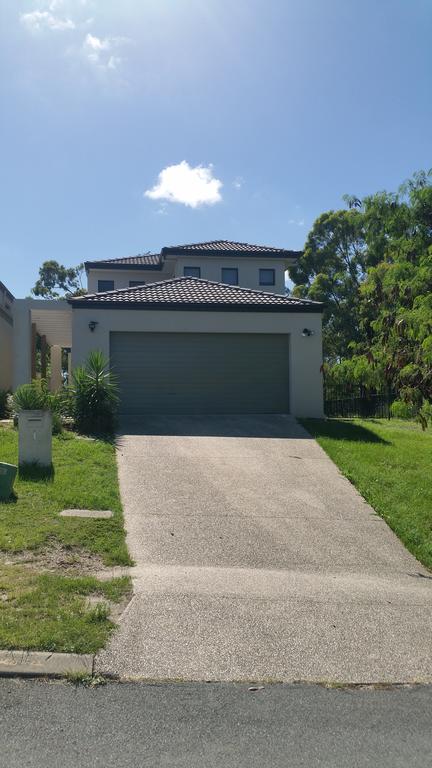 Central Gold Coast Large Modern Elevated House - Accommodation Airlie Beach
