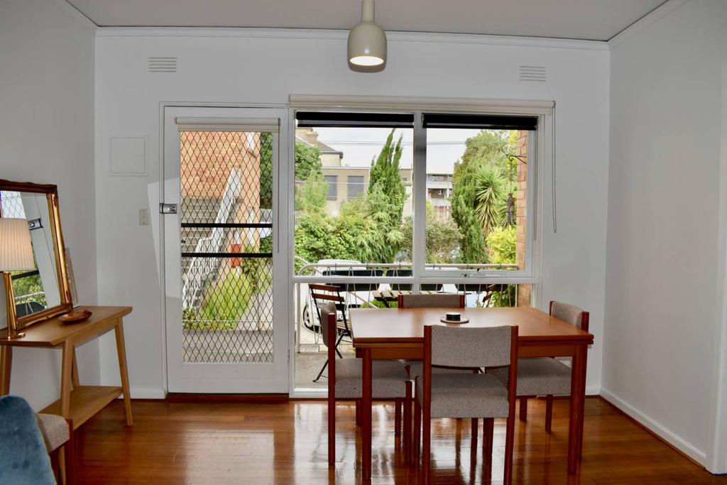 Charming 1 Bedroom Apartment In Leafy Green Hawthorn - thumb 3