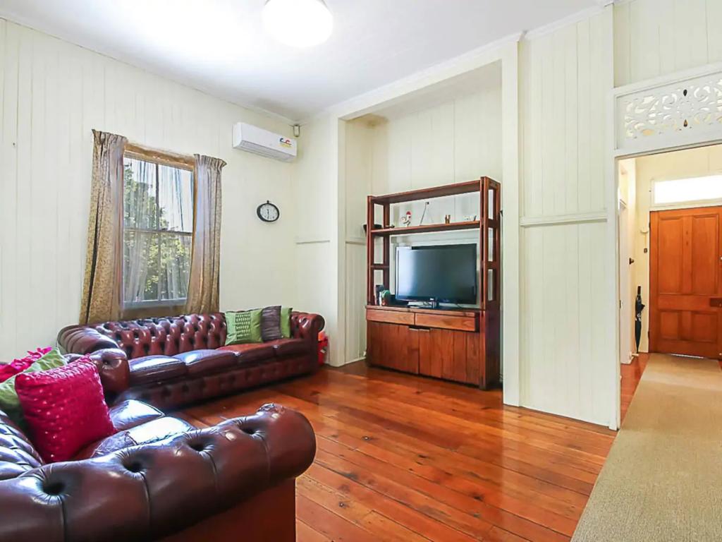 Charming Characterful Rustic-style Home Near The Gabba - Accommodation Airlie Beach