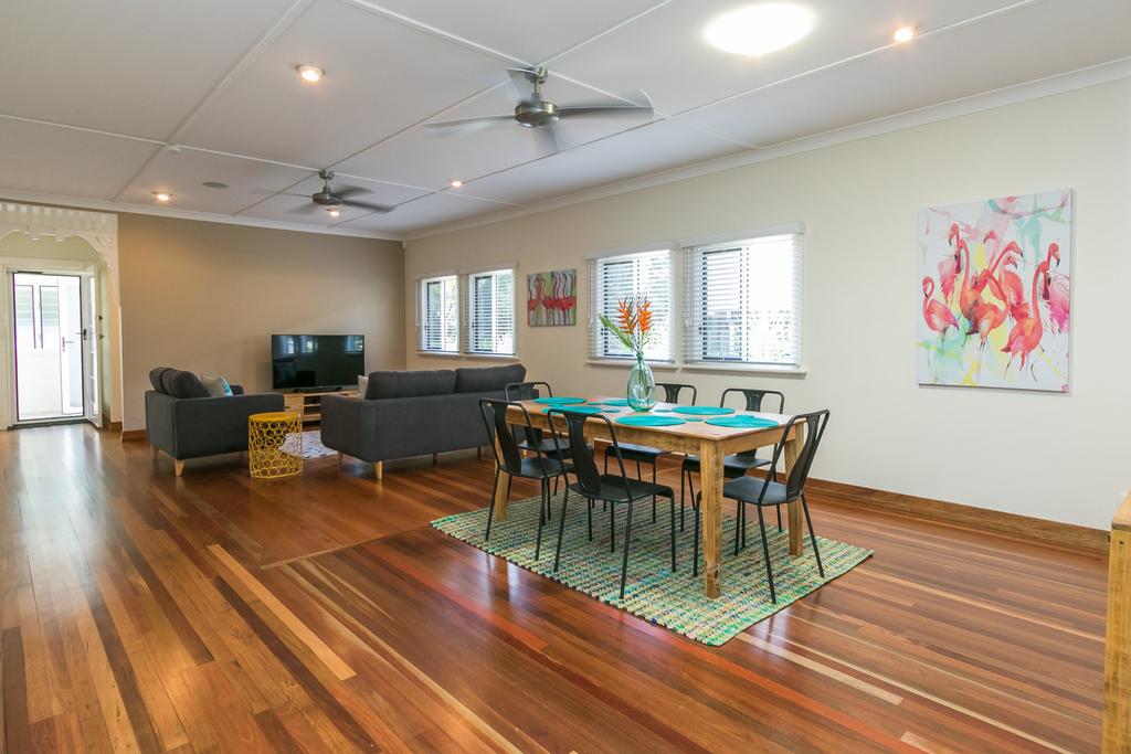 Charming Home By The Sea - Accommodation Airlie Beach