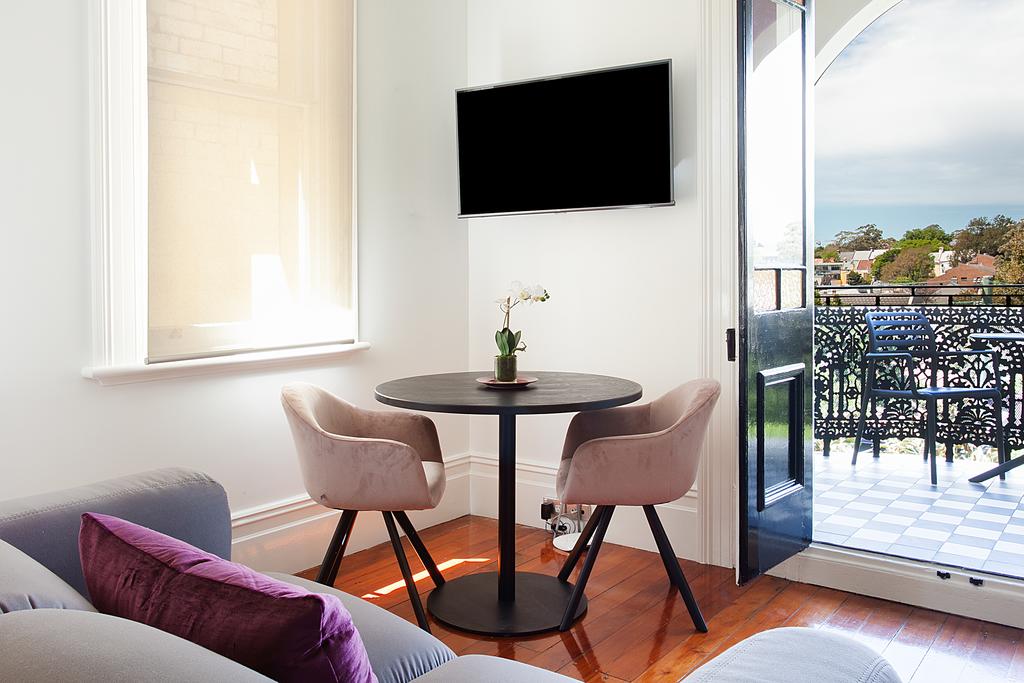 Charming Studio With Balcony in Inner-City Glebe - Accommodation Adelaide