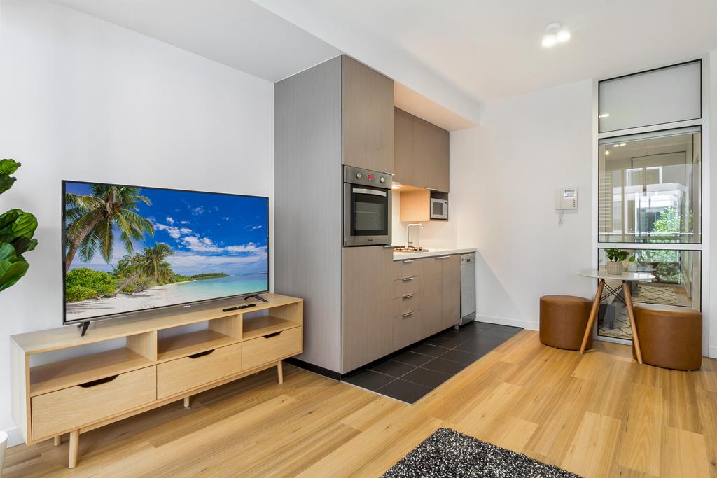 Clean Modern Apartment 15 Mins From City On Tram - thumb 1