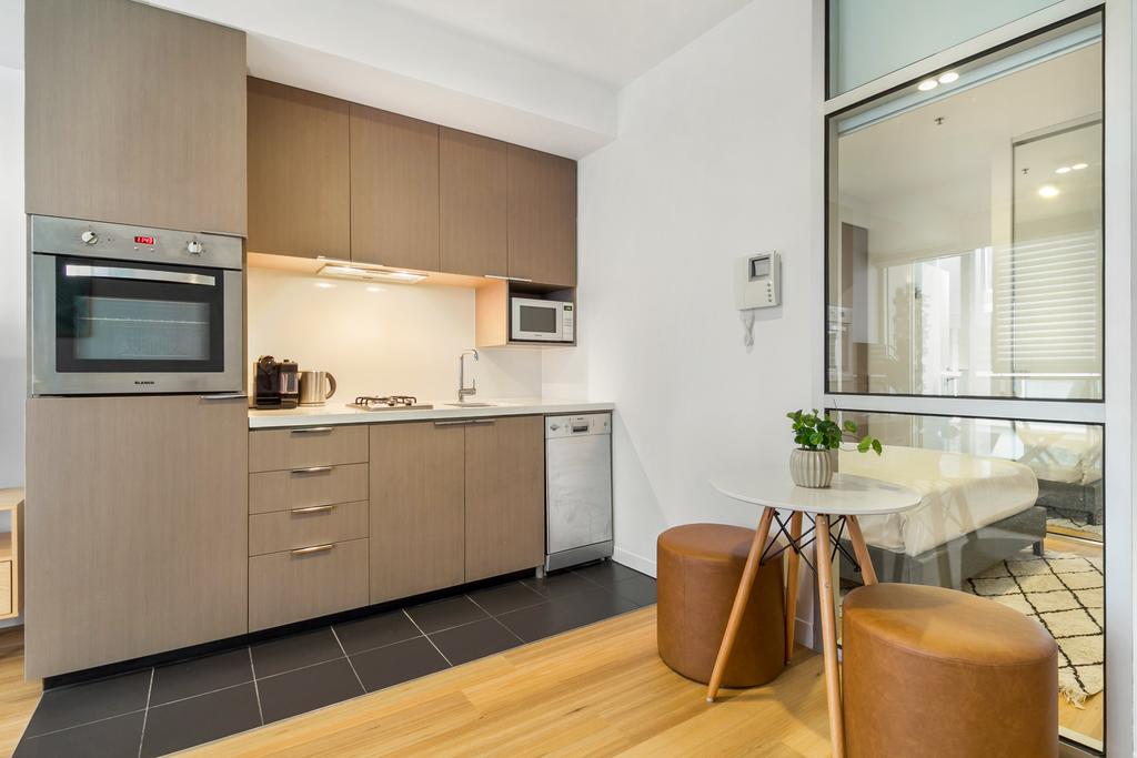 Clean Modern Apartment 15 Mins From City On Tram - thumb 2