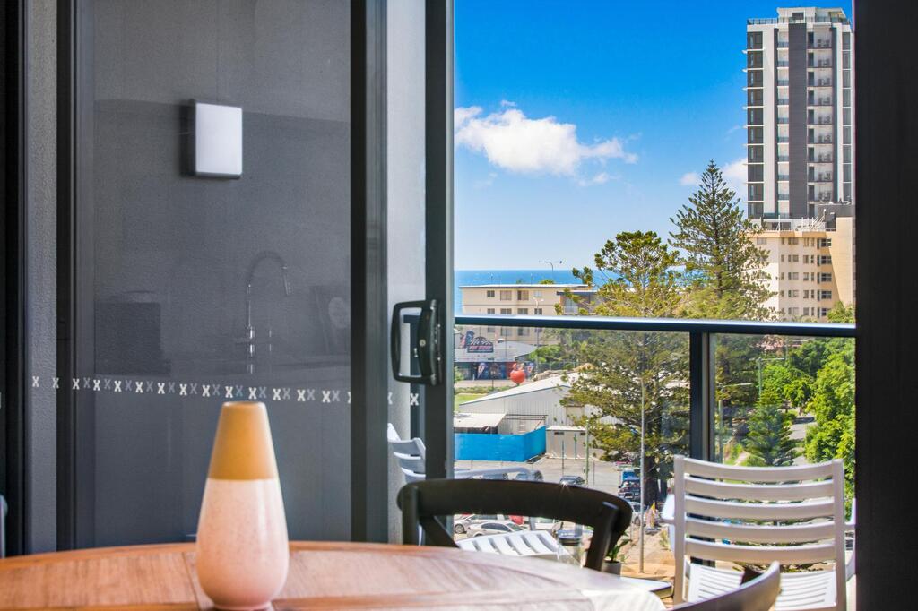 Coastal Apartment With Balcony, Parking And Pool - Surfers Gold Coast 2
